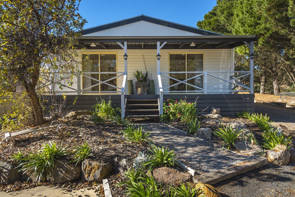 Comfortable and Lovely Bodkin Cottage - Room 1
