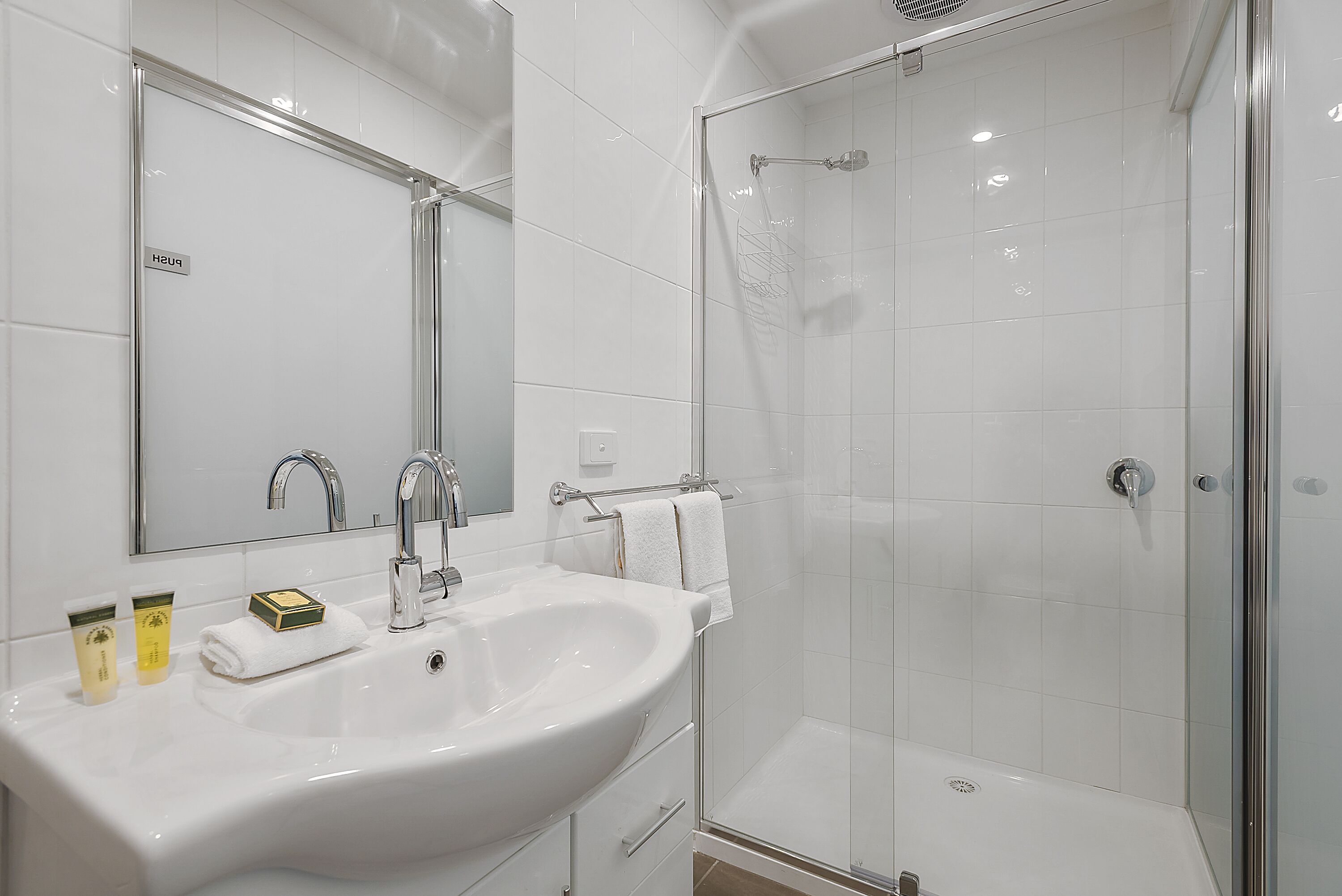 Comfortable and Lovely Bodkin Cottage - Room 1