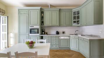 Fridge, oven, stovetop, dishwasher