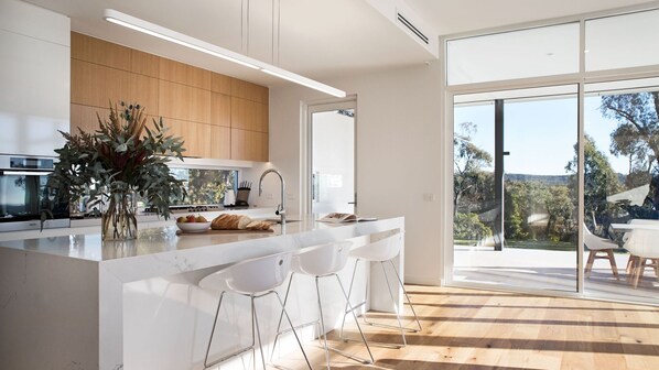 ثلاجة، ميكروويف، فرن، موقد طهي مسطح