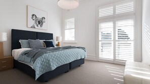 3 عدّة غرف نوم وخدمة الإنترنت وملاءات أسرّة