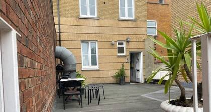 Schönes Zweibettzimmer mit Terrasse und eigenem Eingang