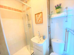 Douche, sèche-cheveux, serviettes fournies, savon