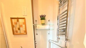 Une petite salle de bain comprenant un lavabo, des toilettes et une petite fenêtre.