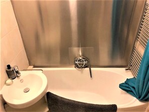 Bañera, secador de pelo, toallas, jabón