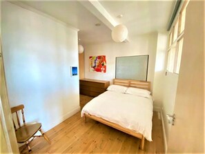 1 bedroom, in-room safe, desk, iron/ironing board - Splendid 1 Bedroom Flat + Terrace (Kentish Town) (London)