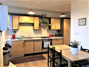 Fridge, microwave, oven, stovetop - Splendid 1 Bedroom Flat + Terrace (Kentish Town) (London)