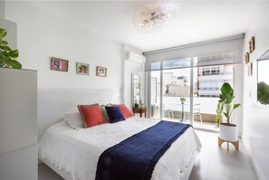 1 habitación, caja de seguridad en la habitación y escritorio 