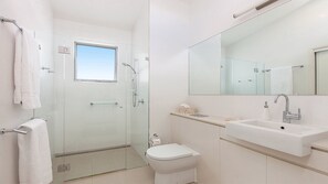 Dusche, kostenlose Toilettenartikel, Haartrockner, Handtücher