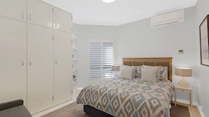 3 bedrooms, iron/ironing board, internet, bed sheets - Beachfront Avoca Beach - Soundwaves 1 (Avoca Beach)