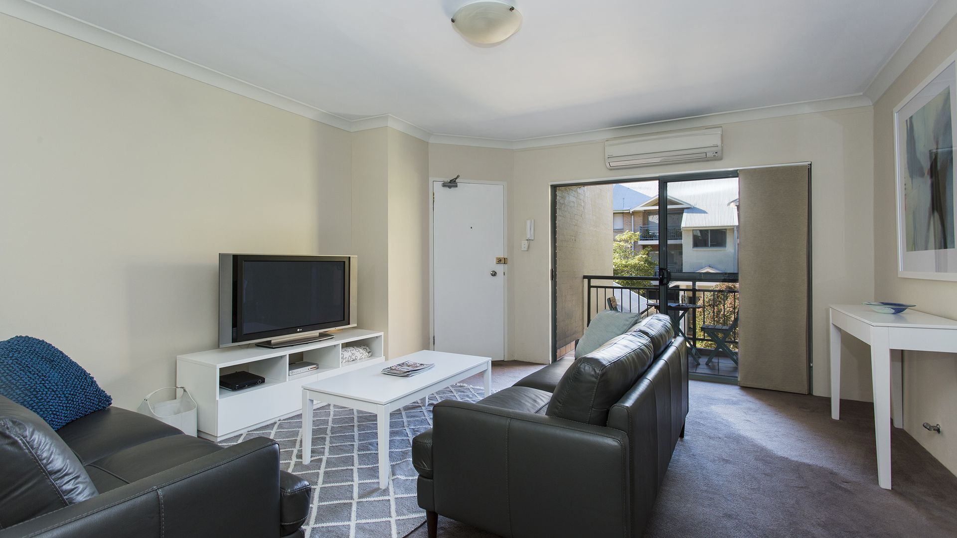Inner City Apartment - Moments to the City Centre — image 2