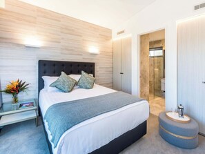 3 habitaciones, escritorio y tabla de planchar con plancha