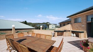Outdoor dining - Siesta by the Sea - Beachside Retreat (COPACABANA)