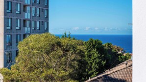 Un edificio moderno con múltiples ventanas y vista al mar.