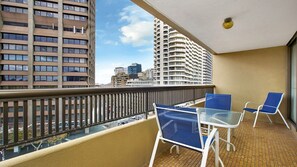 Outdoor dining - Spacious Studio With Balcony (Sydney)