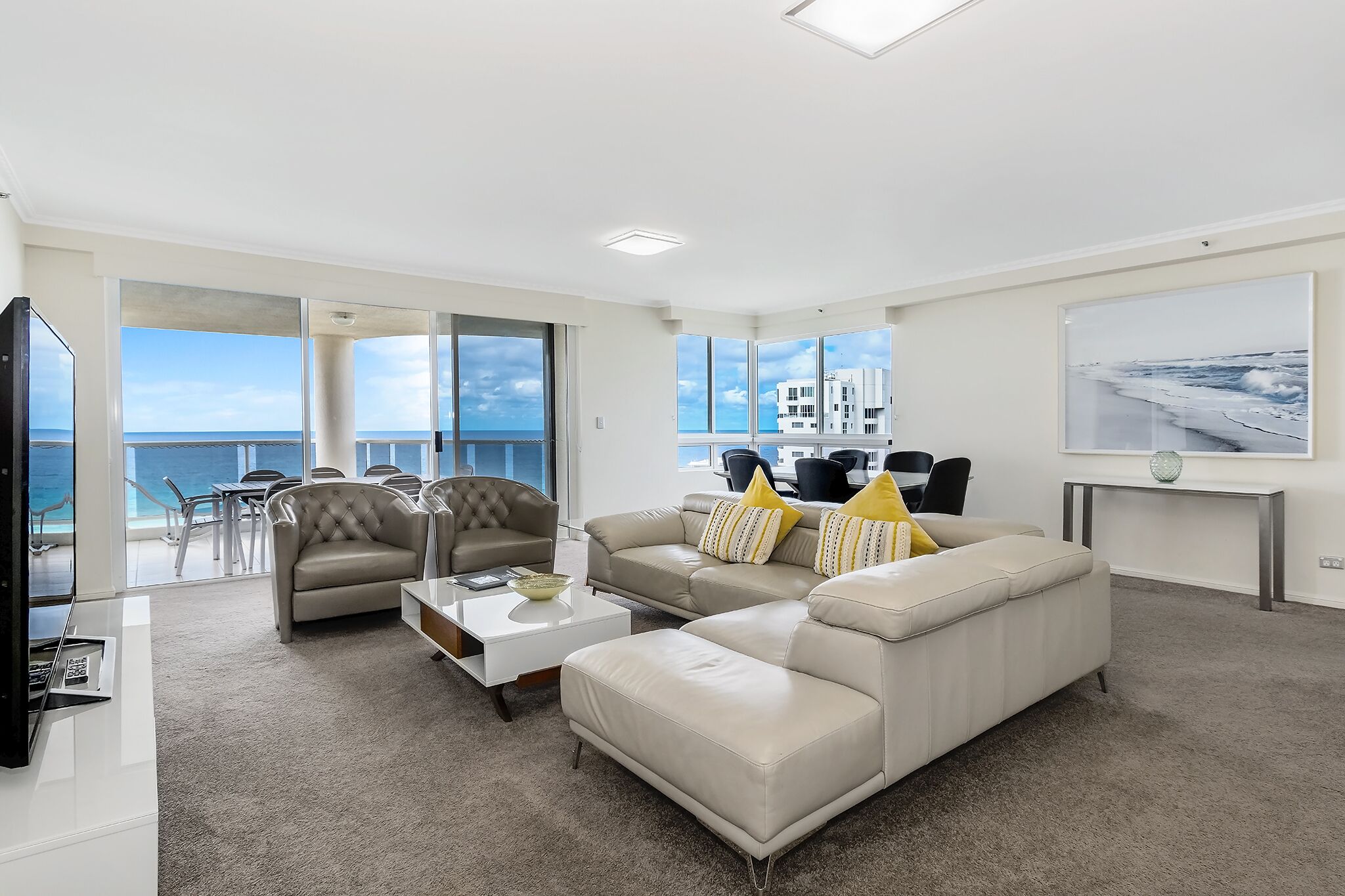 Oscar on Main Resort - Superior 3 Bed Ocean View — image 2