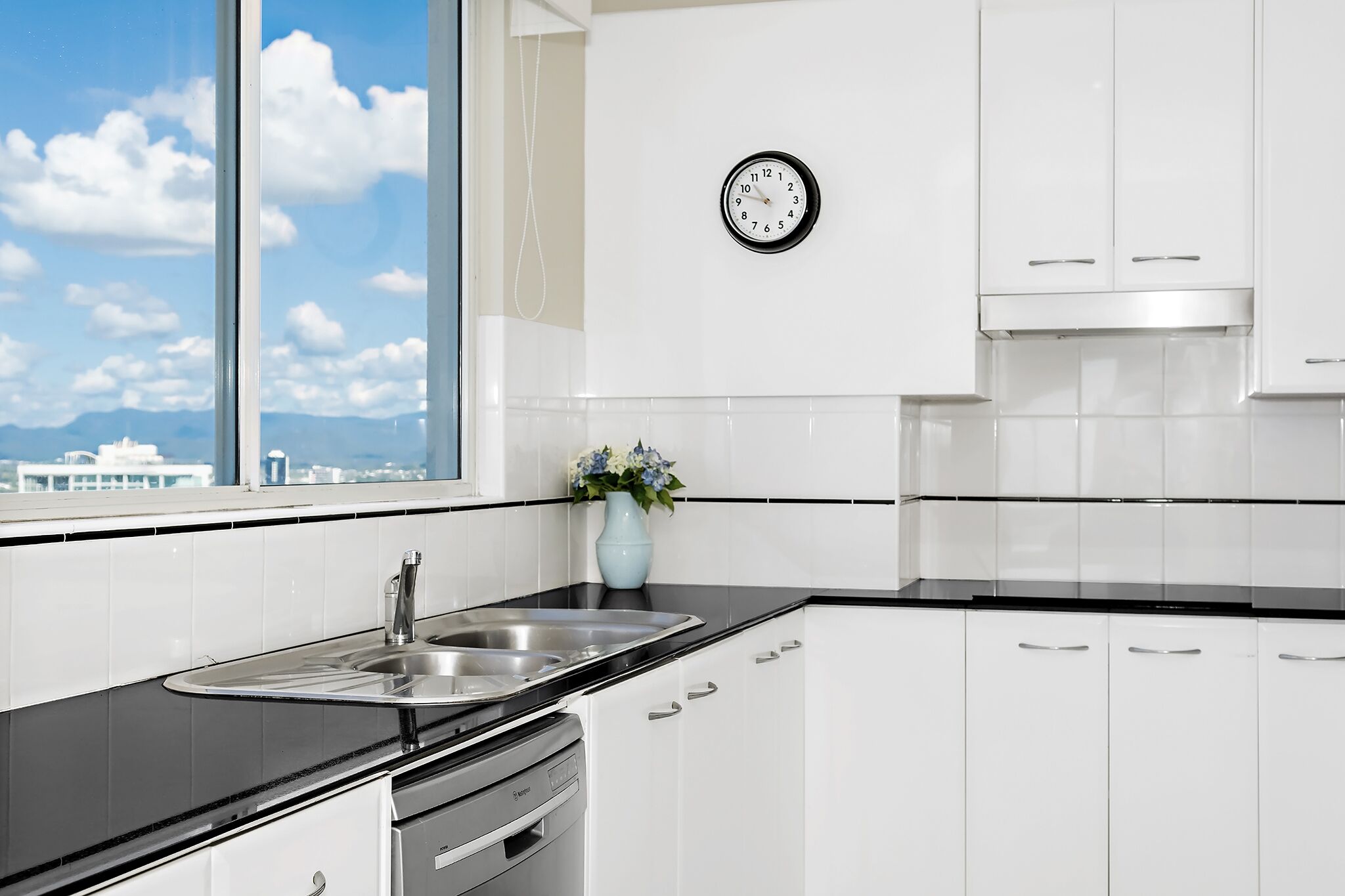 Oscar on Main Resort - Superior 3 Bed Ocean View — image 13