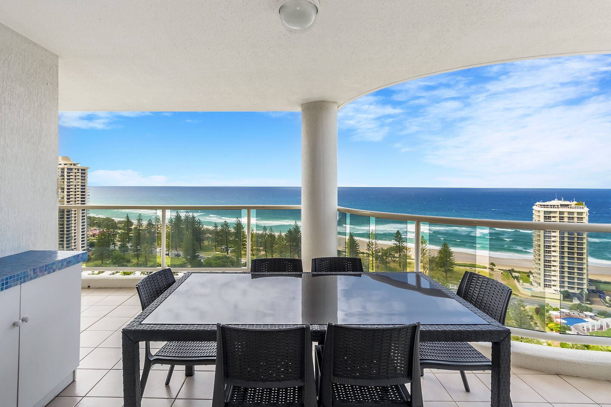 Oscar on Main Resort - Superior 3 Bed Ocean View — image 9
