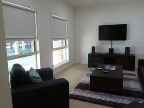 Smart TV, DVD player, livros, biblioteca musical