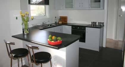 Banksia Cottage - An Old Charm Cottage that has been completely renovated