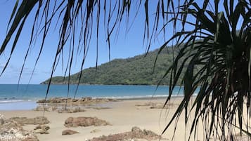 Una playa cerca, sillas reclinables de playa, toallas de playa