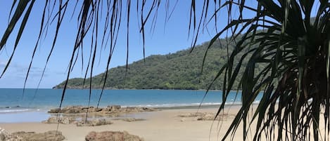 Una playa cerca, sillas reclinables de playa, toallas de playa