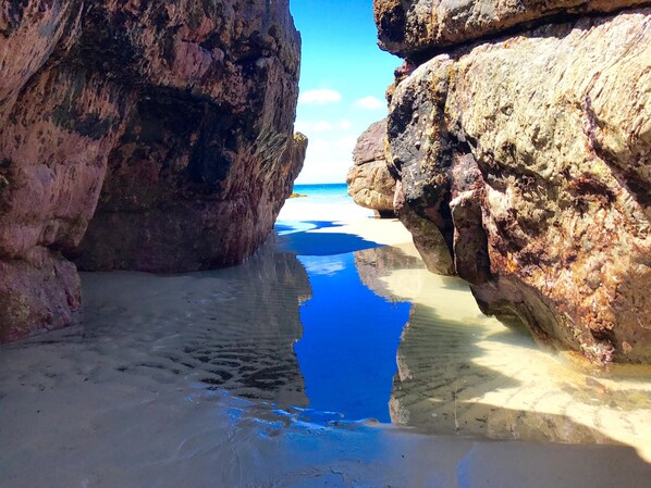 Perto da praia, espreguiçadeiras, toalhas de praia 