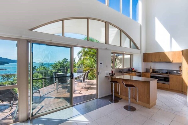 Fridge, oven, stovetop, dishwasher - Cooinda Gardens 5, Beautiful Apartment on Hamilton Island (Hamilton Island)