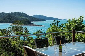 Outdoor dining - Cooinda Gardens 5, Beautiful Apartment on Hamilton Island (Hamilton Island)