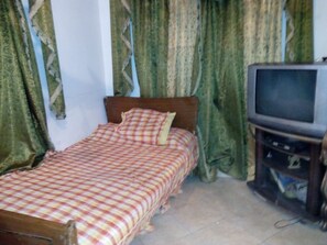 2 bedrooms, iron/ironing board, Internet