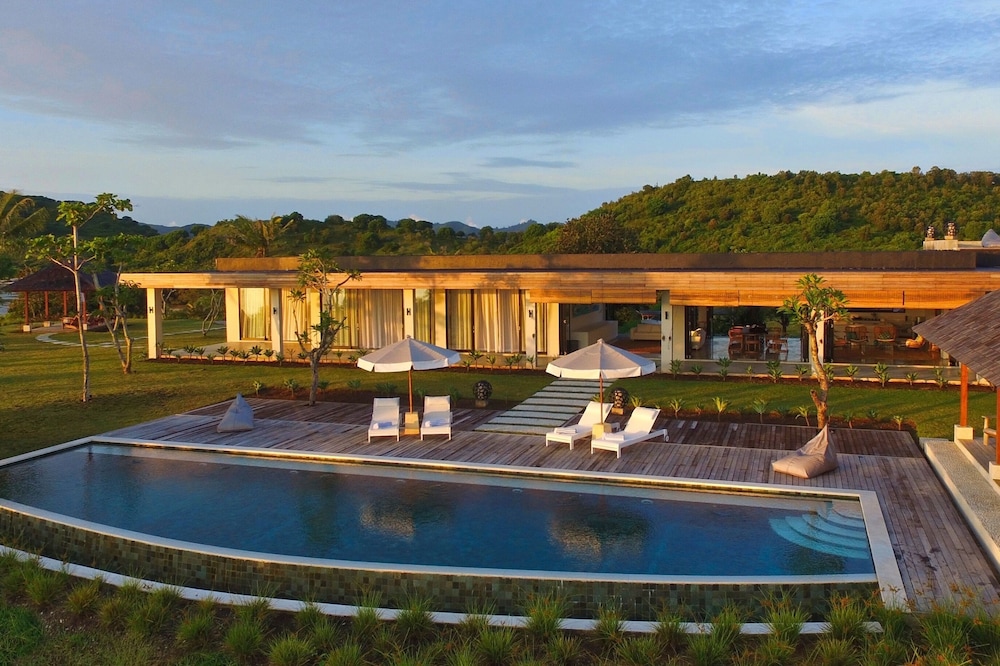 ABSOLUTE PRIVACY 4 Bdrm LUXURY Villa w own beach, 18m pool 360 degree ocean view