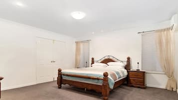 3 bedrooms, iron/ironing board, bed sheets