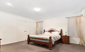 3 bedrooms, iron/ironing board, bed sheets