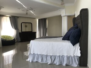 5 bedrooms, iron/ironing board, WiFi, bed sheets