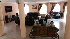 Fernseher, Kamin, Stereoanlage