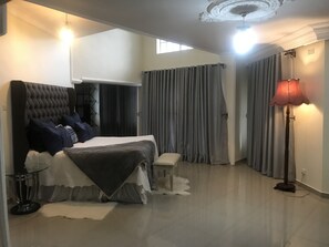 5 bedrooms, iron/ironing board, WiFi, bed sheets - Peaceful getaway in the hills (Harare)