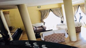 Interior - Peaceful getaway in the hills (Harare)