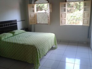 3 chambres, fer et planche à repasser, Wi-Fi gratuit, draps fournis