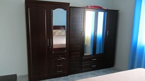 2 habitaciones, tabla de planchar con plancha y internet