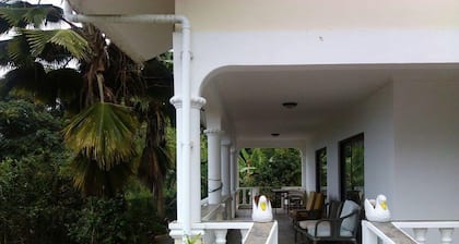 Anum Cara Guesthouse mit Blick auf die Berge und das Meer