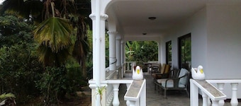 Anum Cara Guesthouse with both Mountain View and Sea View