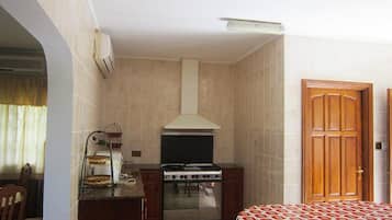 2 bedrooms, iron/ironing board, internet, bed sheets