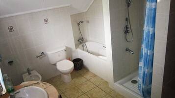 Secador de cabelo, toalhas de banho