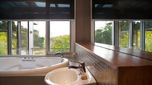 Bathroom - Daylesford Spa Villa 4 - Stylish and Modern Spa Villa for Two (DAYLESFORD)