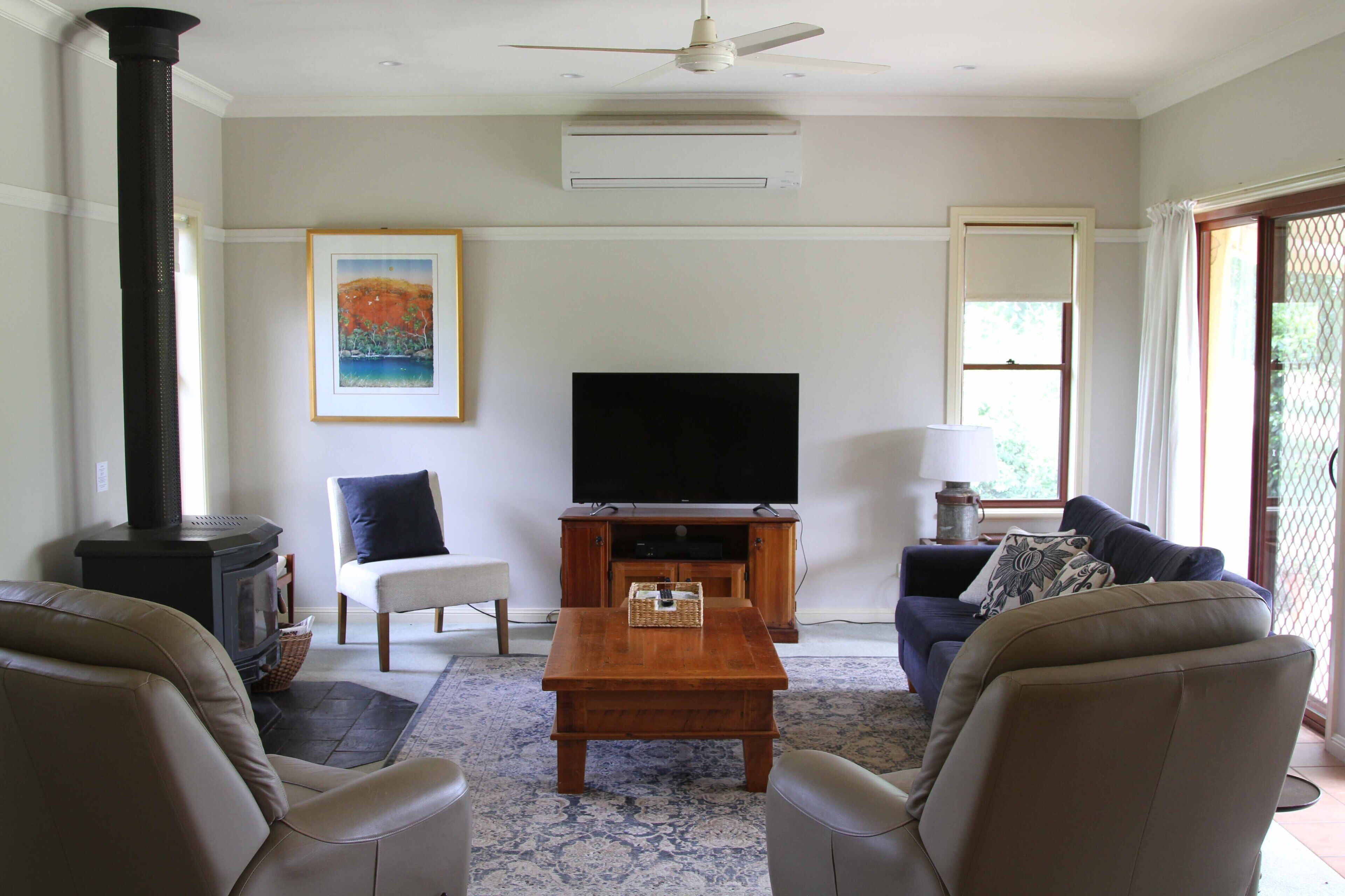 Topsy's Corner - large rural house near Orange