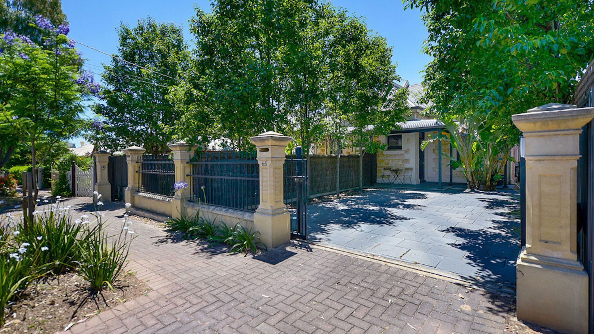 " ON SWAINE" Luxury 3 bedrooom House near the City in a quiet street.