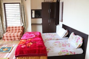 2 bedrooms, WiFi, bed sheets - SINK INTO OBLIVION. NOTHING TO DO EVERYTHING TO GAIN. (Nathuwakhan)