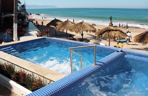 Una piscina con vistas a la playa y al océano.