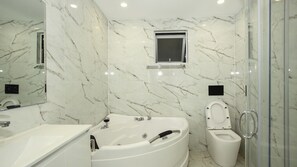 Combined shower/tub, hair dryer, towels, soap - Modern Summer Hill Home (Summer Hill)