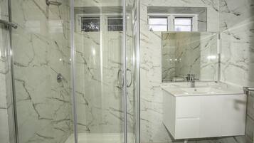 Combined shower/bathtub, hair dryer, towels, soap